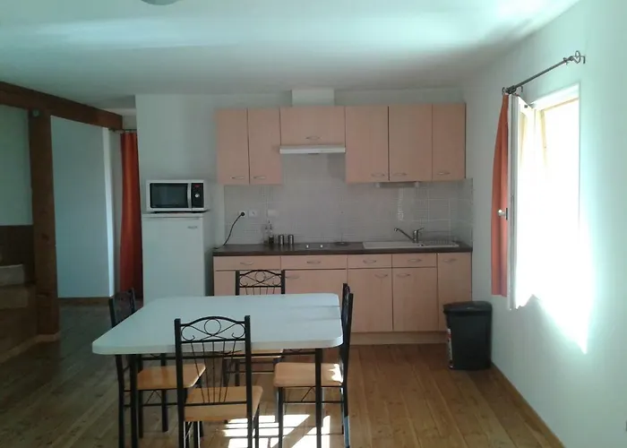 Le Bon Air Est Dans Le Pre * Champagnac (Auvergne)